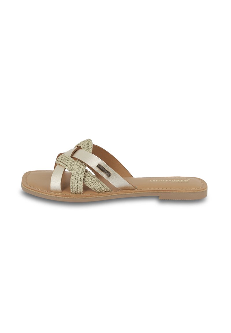 Sandali piatti con cinturini incrociati realizzati in materiali metallici dorati e beige intrecciato, dotati di una soletta liscia color cammello e un design minimalista.