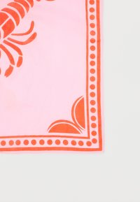 Γωνία από υφασμάτινο ροζ ύφασμα με πορτοκαλί παλάμη αστακού, περίγραμμα με πουά και αφηρημένο σχέδιο φύλλου σε λευκό φόντο.