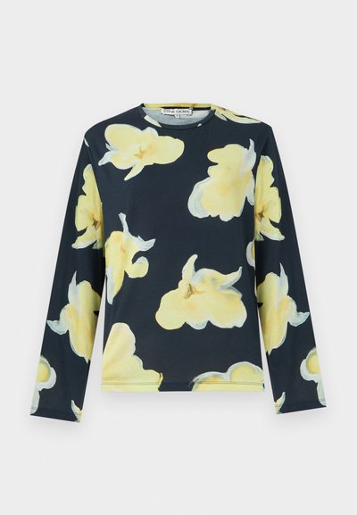 Μπλούζα με μακριά μανίκια από μαλακό ύφασμα, με ναυτικό μπλε φόντο που διακοσμείται με μεγάλα κίτρινα λουλουδένια σχέδια και λεπτομέρειες σε ανοιχτό πράσινο. Κλασικός στρογγυλός λαιμός.