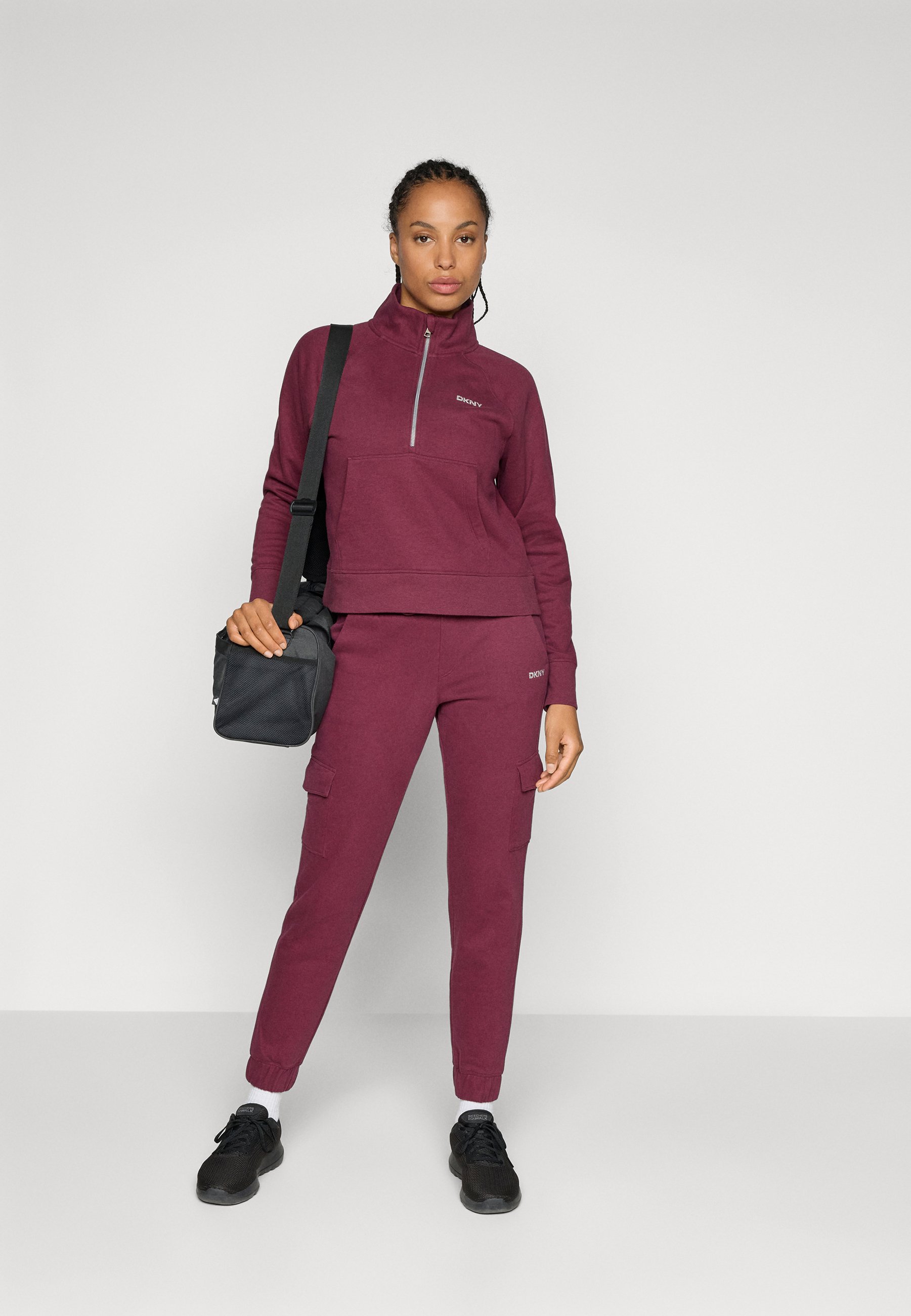 DKNY MINI STUD LOGO HALF ZIP PULLOVER WITH POCKET - Sweatshirt