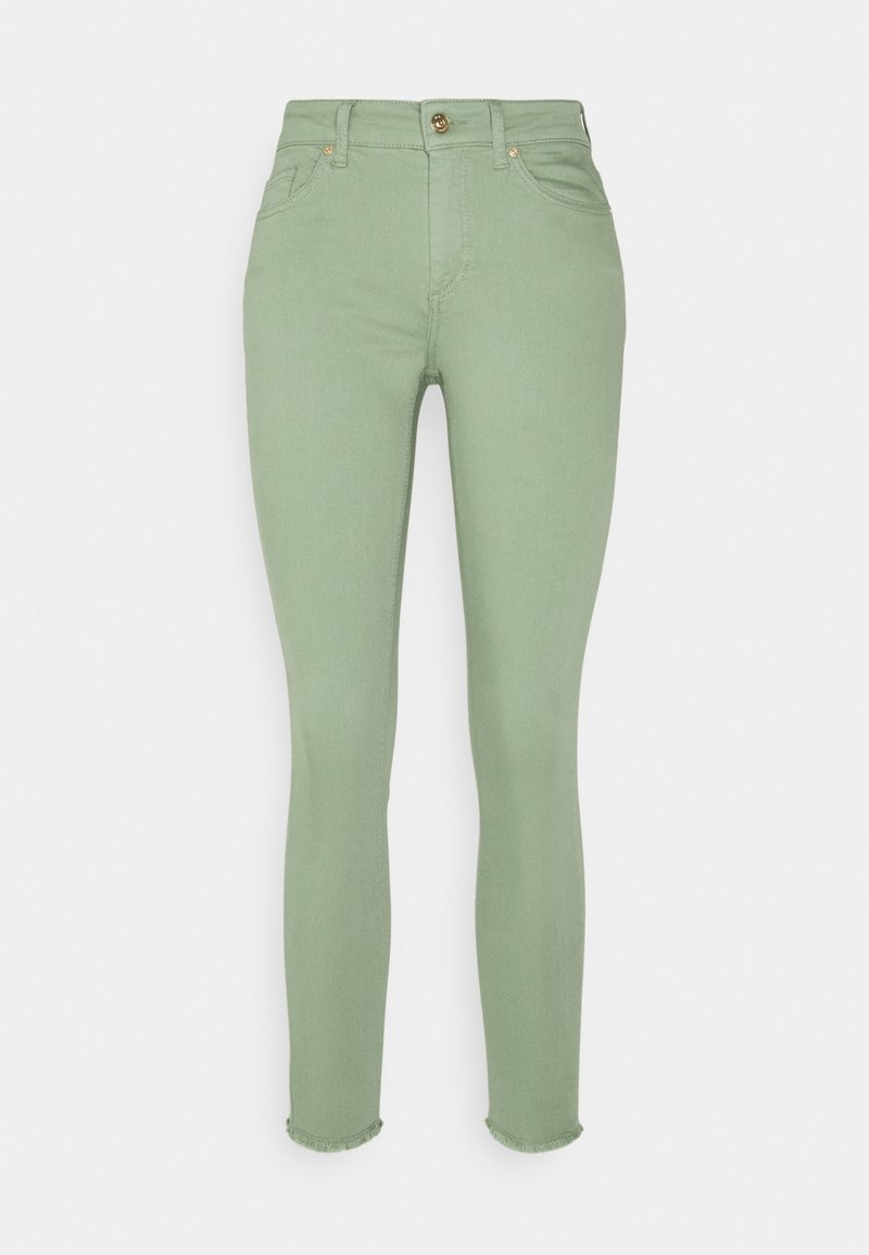Jean skinny vert clair avec bouton à l'avant, fermeture éclair, passants de ceinture, poches avant et ourlets effilochés.