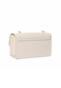 Beige læderhåndtaske med en simpel, rektangulær form. Har en glat overflade, en foldet klaplukning og hardware-detaljer i guldtone.