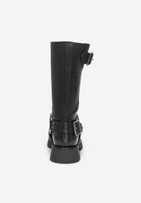 Stivale nero in pelle fino al ginocchio con una texture liscia, suola robusta e dettagli con fibbie regolabili sui lati.