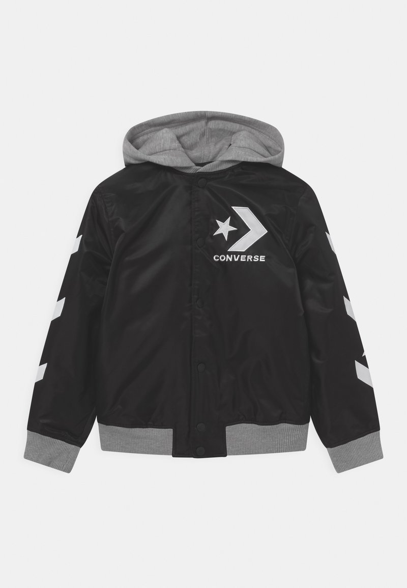 Veste noire boutonnée avec capuche et poignets gris, logo chevron blanc et étoile sur la poitrine et les manches, texte "CONVERSE" sous le logo.