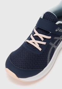 Baskets de sport navy avec tige en mesh et lacets rose pâle. Dotées d'un col rembourré et d'accents réfléchissants pour la visibilité. Semelle en caoutchouc souple.
