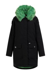 Parka nera con cappuccio foderato in pelliccia sintetica verde, dotata di due tasche frontali e taglio dritto. La fodera interna è morbida e di un verde brillante.