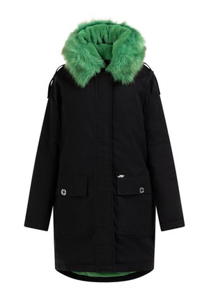 Schwarze Parka mit einer grünen Kunstfellkapuze, ausgestattet mit zwei Fronttaschen und einem geraden Schnitt. Das Innenfutter ist plüschig und leuchtend grün.