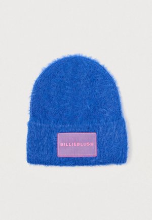 Blauwe donzige beanie met een zachte textuur. Voorzien van een roze rechthoekige patch met "BILLIEBLUSH" in vette letters.