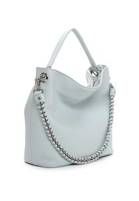 Vaaleansininen nahkainen käsilaukku, jossa on rento muoto, ketjuhihnainen yksityiskohta, hopeiset metalliosat ja pehmeä tekstuuri.