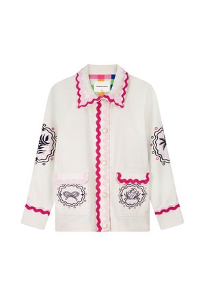 Witte jas met roze en rode golvende biezen, knoopsluiting aan de voorkant, geborduurde zwarte bloemen- en schelpdesigns op de mouwen en voorzakken.