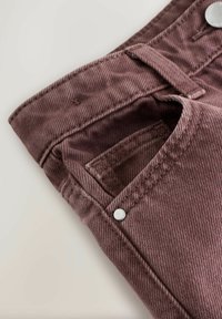 Bordeauxfarbene Denim-Shorts mit strukturiertem Finish, ausgestattet mit einer Fronttasche und einem silbernen Knopfakzent. Sauberes, schlichtes Design.