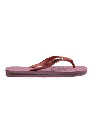 Pink gummi-flipflop sandal med tekstureret sål, mærket rem og tynde grønne, gule og blå striber på mellemsålenes side.