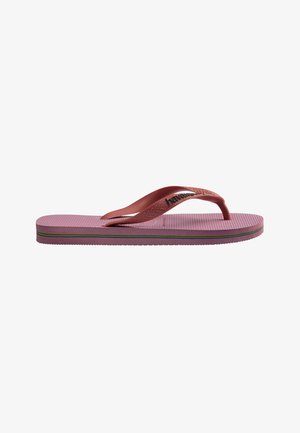 Pink gummi-flipflop sandal med tekstureret sål, mærket rem og tynde grønne, gule og blå striber på mellemsålenes side.