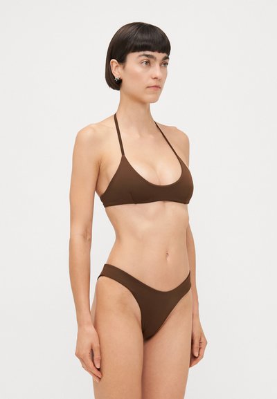 Braunes Bikini-Set mit einem dreieckigen Oberteil mit dünnen verstellbaren Trägern und hoch geschnittenen Unterteilen, hergestellt aus glattem, dehnbarem Stoff.