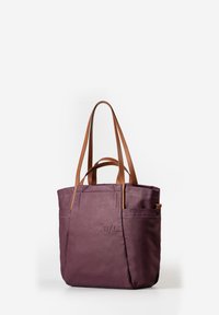 Borsa a tote viola in pelle con manici in pelle marrone, dotata di due tasche frontali e un logo stampato sul lato. Tessuto morbido e forma strutturata.