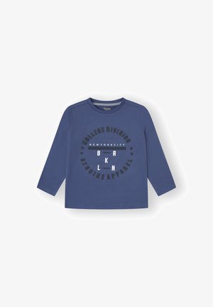 Camiseta de manga larga azul marino hecha de algodón, con un gráfico impreso en forma de círculo que incluye el texto "COLLEGE DIVISION", "NEW YORK CITY" y "BRKLN".