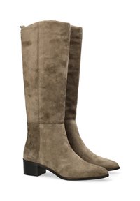 Olijfgroene suède knie-hoge laarzen met een puntige neus en een lage blokhak. Kenmerkt zich door een gladde textuur en minimalistisch design.