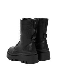 Czarne skórzane botki za kostkę z teksturowanym wykończeniem, sznurowane z przodu, z zamkiem błyskawicznym z tyłu oraz masywną gumową podeszwą, z zaokrąglonym noskiem.
