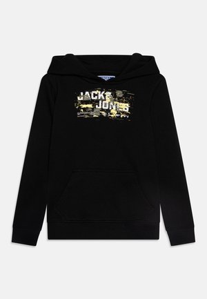 Czarna bluza z kapturem z przednią kieszenią kangurka oraz przetartym napisem "JACK & JONES" w białym i żółtym kolorze na piersi.