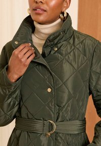 Love & Roses REGULAR FIT - SHOWER RESISTANT QUILTED FUNNEL NECK  - Zimný kabát - green