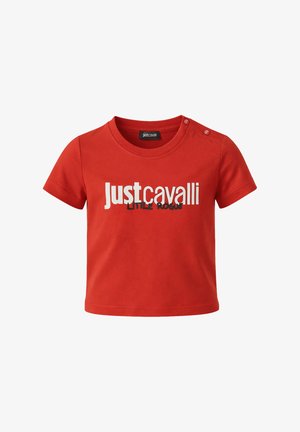 Maglietta rossa a maniche corte per bambini con scritta bianca "Just Cavalli" e scritta nera più piccola "Little Rogue", con due bottoni a pressione sulla spalla.