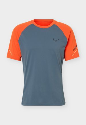 Kurzärmeliges Sportshirt mit blauem Körper, leuchtend orangefarbenen Ärmeln, kleinem schwarzem Logo auf der Brust und Text auf dem rechten Ärmel.