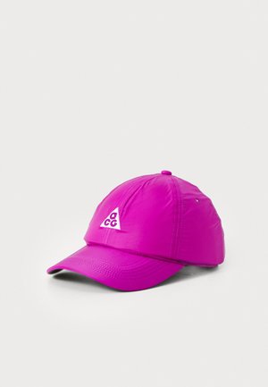Rosa caps laget av lett stoff. Har en buet skygge, strukturert form og hvit triangulær logo foran. Glatt tekstur.