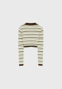 Krótki top z długim rękawem o prążkowanej fakturze, z poziomymi paskami w jasnoniebieskim, kremowym i brązowym kolorze. Gładki brązowy kołnierz i mankiety.