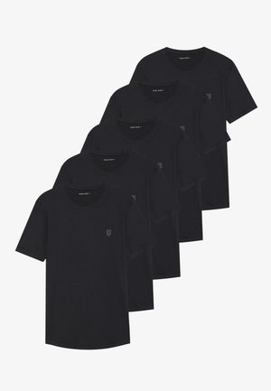 Cinq t-shirts en coton noir à manches courtes et cols ronds ; comportent un petit logo sur la zone gauche de la poitrine. Design simple, sans motifs.