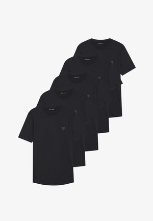 Fünf schwarze Baumwoll-T-Shirts mit kurzen Ärmeln und Rundhalsausschnitt; verfügen über ein kleines Logo auf der linken Brustseite. Einfaches Design, keine Muster.