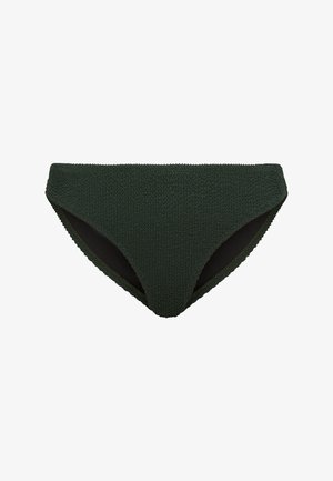 Dunkelgrüner strukturierter Bikini-Slip mit niedrigem Schnitt und elastischem Bund, vor weißem Hintergrund gezeigt.