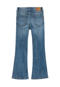 Ausgestellte blaue Denim-Jeans mit einer Rückenpasse, zwei Gesäßtaschen und einem hellbraunen Lederpatch am Bund. Klassisches Fünf-Taschen-Design.