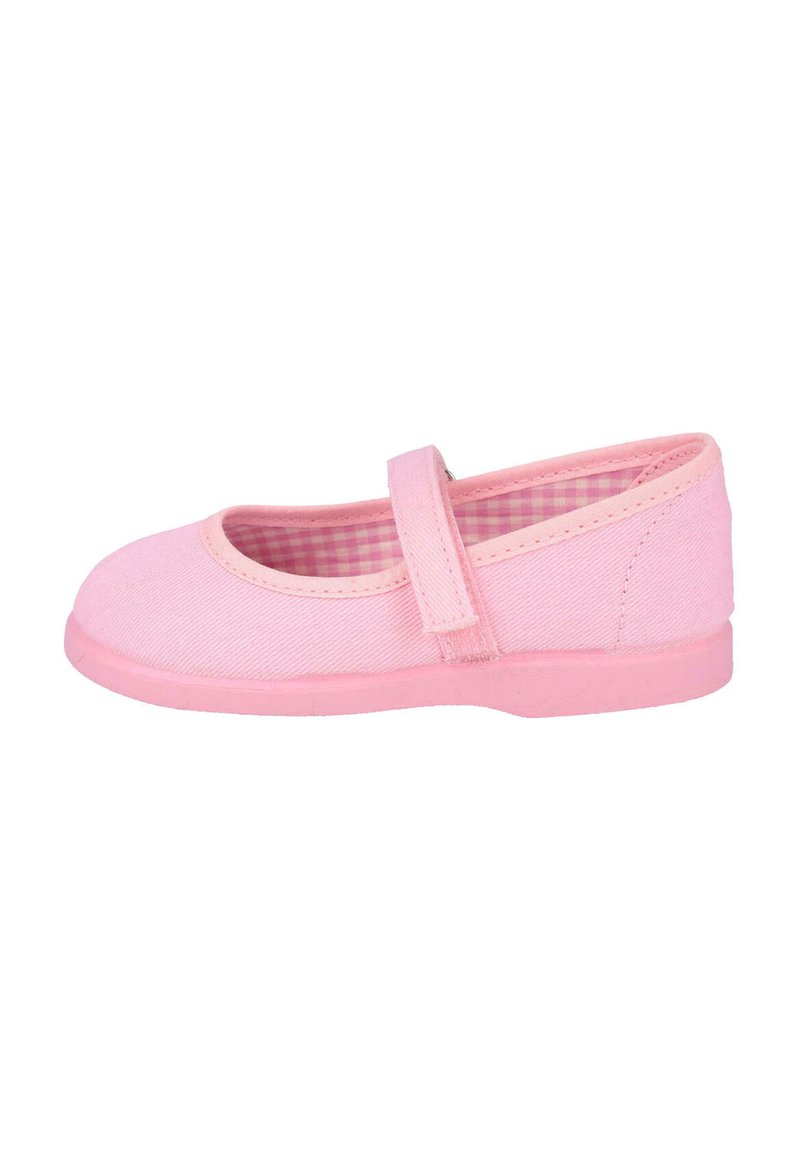 Zapato Mary Jane de lona rosa con suela plana, punta redonda y una tira cruzada sobre el empeine. El forro presenta un patrón de cuadros.