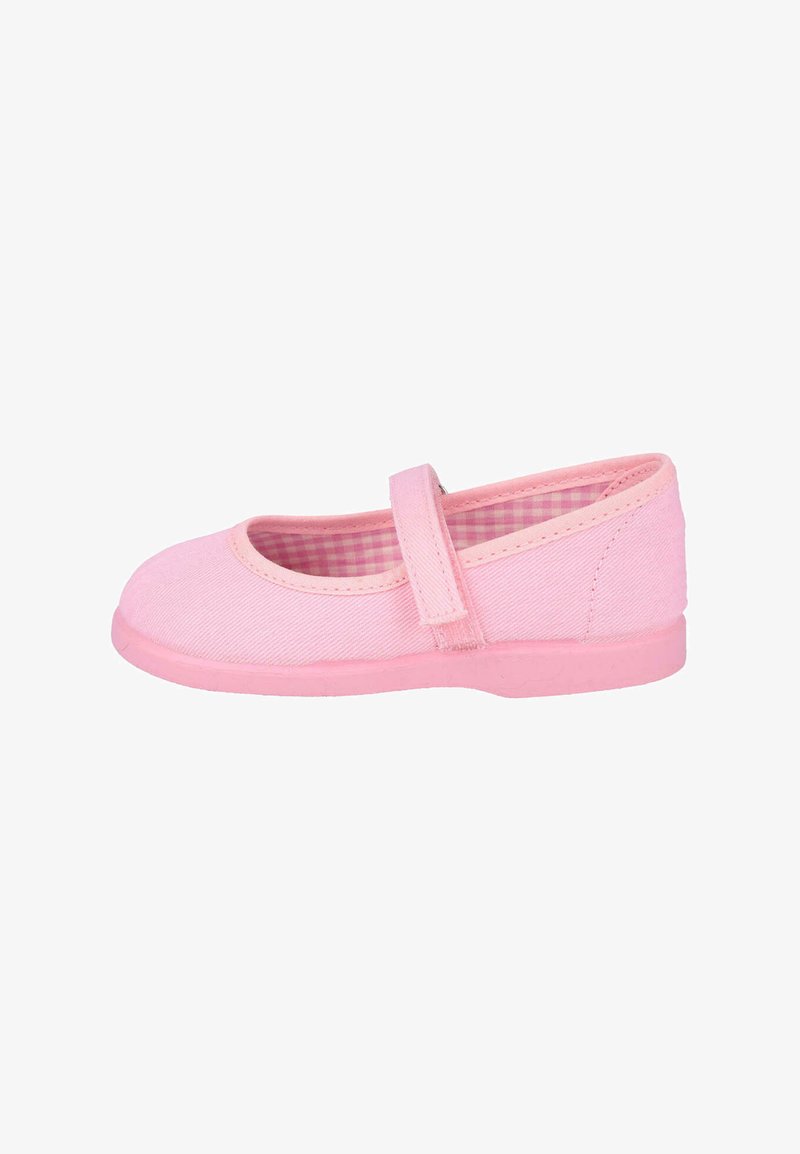 Zapato Mary Jane de lona rosa con suela plana, punta redonda y una tira cruzada sobre el empeine. El forro presenta un patrón de cuadros.