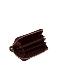 Portafoglio in pelle bordeaux con chiusura a zip, dotato di più scomparti per carte, due scompartimenti e interno testurizzato. Dettaglio della cerniera visibile.