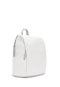 Zaino in pelle bianca con design arrotondato, superficie liscia, zip grigia e dettagli in evidenza. Presenta una maniglia superiore e un marchio sul davanti.
