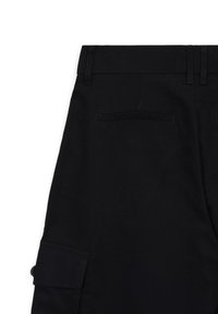 Schwarze Cargo-Hosen mit glatter Textur, einem breiten Bund und einer Seitentasche. Das Design umfasst doppelt genähte Nähte und subtile Akzente.