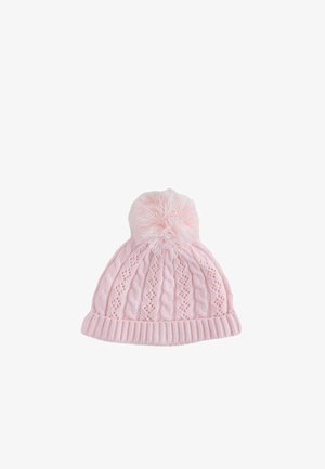 Rosa strikhue med kabel- og diamantmønstre, ribkant og en blød pompom på toppen.