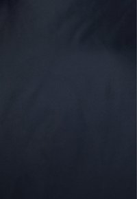 Tkanina w kolorze granatowym o gładkim, matowym wykończeniu i subtelnej teksturze. Materiał wydaje się lekki i trwały, odpowiedni do różnych zastosowań.