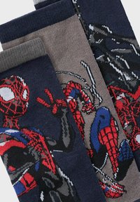 Három pár zokni Pókember grafikával, sötétkék, szürke és világosbarna háttérrel; kötött textúrával; játékos mintákkal.