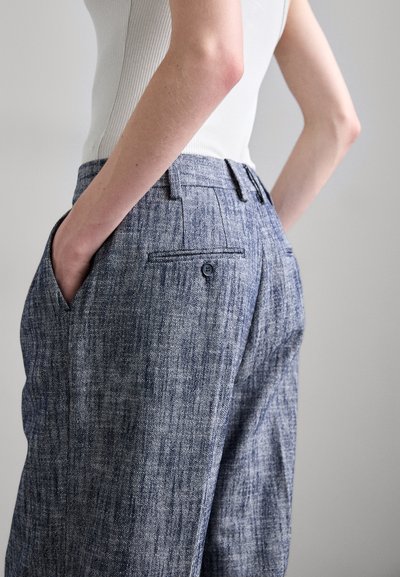 Filippa K DARCEY TEXTURED TROUSERS - Stoffhose - navy/white