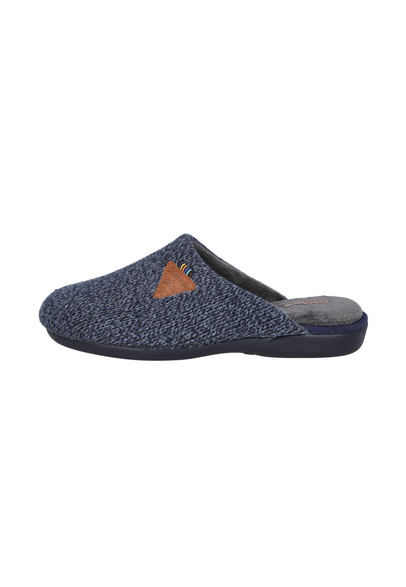 Zapatilla azul marino de tipo slip-on, fabricada con tejido tejido texturizado, que presenta un suave forro interior y un acento de logo de cuero marrón.