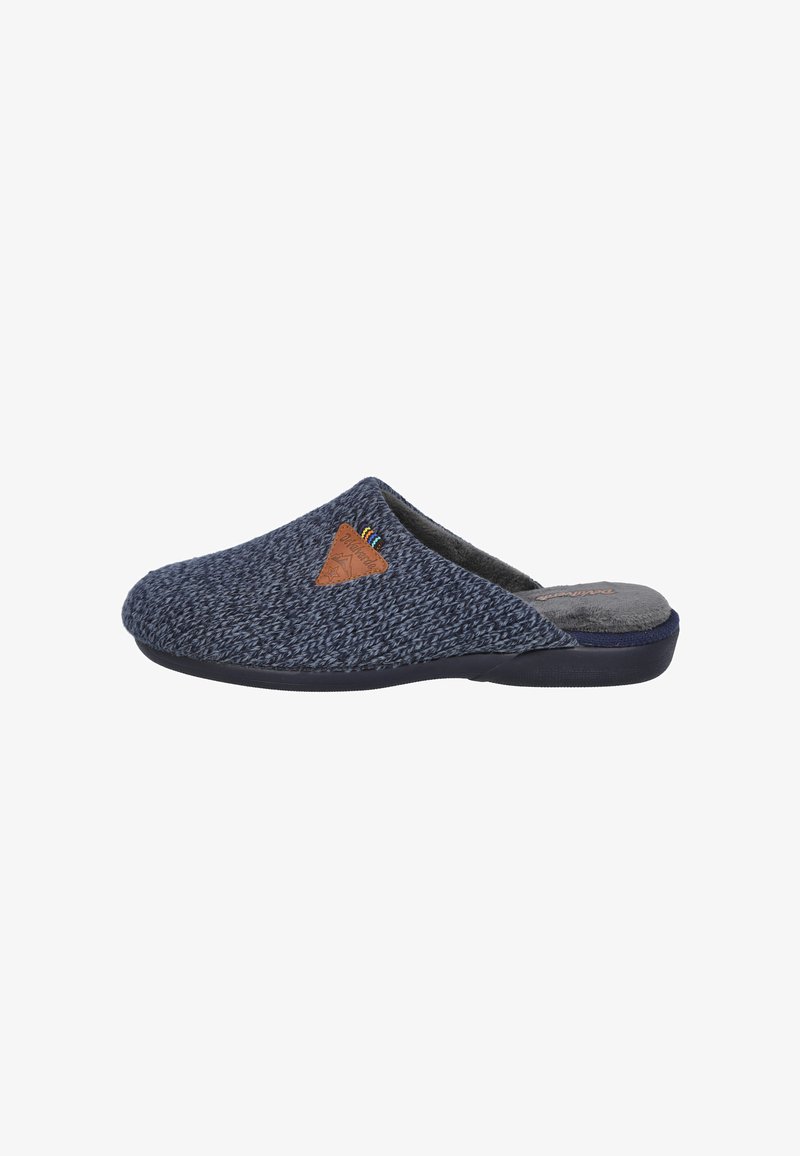 Zapatilla azul marino de tipo slip-on, fabricada con tejido tejido texturizado, que presenta un suave forro interior y un acento de logo de cuero marrón.