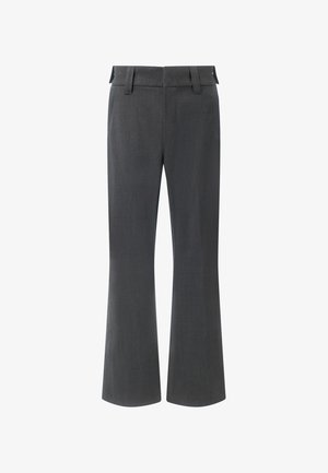 Pantaloni grigi a zampa d'elefante con una texture di tessuto liscia, vita sagomata con passanti per cintura e orli delle gambe a taglio dritto.