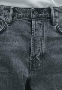 Jean en denim gris à coupe droite. Présente des coutures visibles, un design à cinq poches et une fermeture par bouton métallique à la taille.