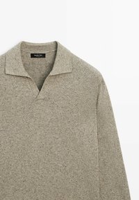 Hellgrauer langärmeliger Strickpullover mit Kragen und V-Ausschnitt, hergestellt von Massimo Dutti.