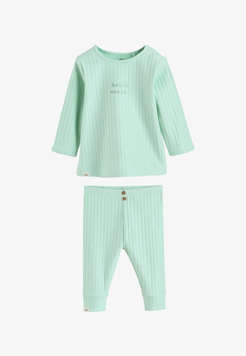 Ensemble bébé côtelé vert clair avec manches longues et pantalon, haut imprimé « hello world. » et pantalon avec deux petits boutons à la taille.