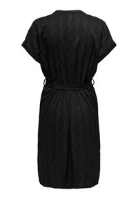 Robe noire longueur genoux avec manches courtes, ceinture à la taille et texture ondulée subtile, vue de dos.