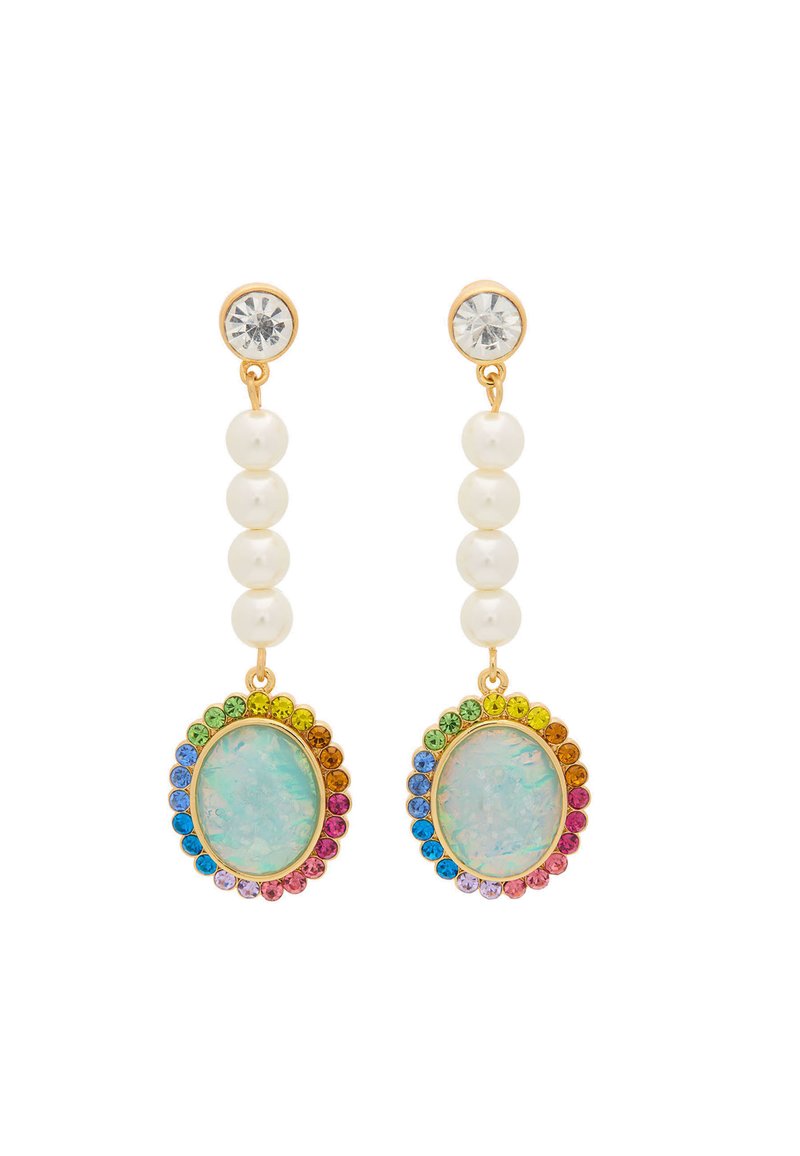 Boucles d'oreilles en ton or avec deux pierres ovales d'opale, entourées de strass multicolores, présentant trois perles blanches dans un design en goutte.