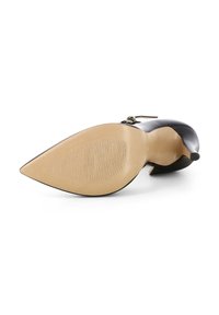 Scarpa nera con tacco alto, punta affusolata e parte superiore liscia. La suola è in gomma beige con scanalature verticali per una migliore aderenza.